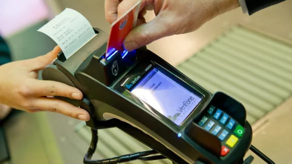 Kartenzahlung - &copy; Foto: Daniel Karmann/dpa