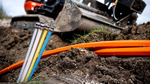 Beim Hausbau an Glasfaseranschluss denken - &copy; Foto: Sina Schuldt/dpa/dpa-tmn