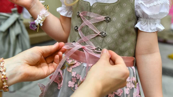 Kind mit Dirndl - &copy; Foto: Jens Kalaene/dpa-Zentralbild/dpa-tmn