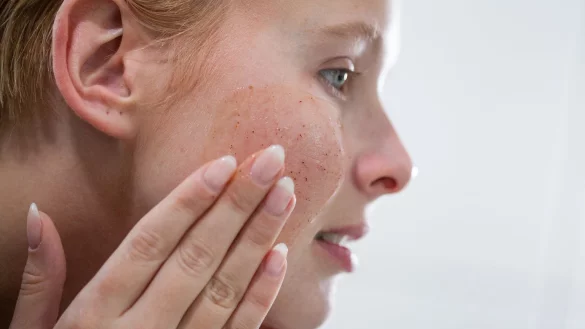 Feine K&ouml;rnung f&uuml;r das Gesicht - &copy; Foto: Christin Klose/dpa-tmn