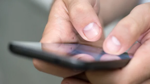 Mensch tippt auf Handy - &copy; Foto: Andrea Warnecke/dpa-tmn