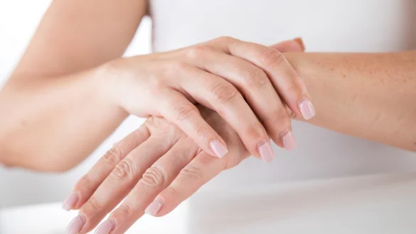 H&auml;nde einreiben - &copy; Foto: Christin Klose/dpa-tmn