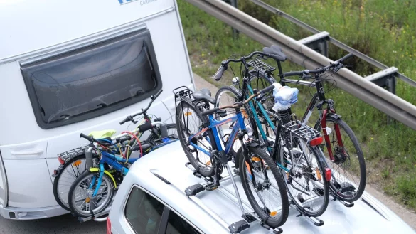 Fahrr&auml;der auf einem Fahrzeugdach - &copy; Foto: Peter Steffen/dpa