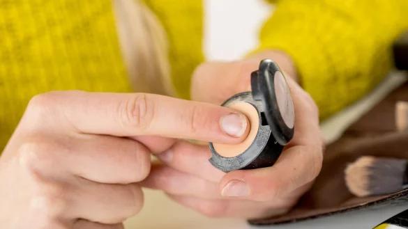 Concealer - &copy; Foto: Christin Klose/dpa-tmn