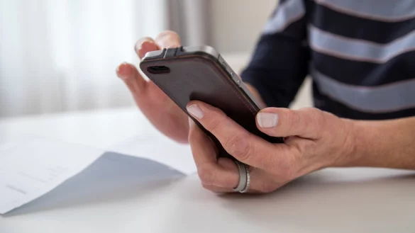 Mensch mit Handy - &copy; Foto: Christin Klose/dpa-tmn