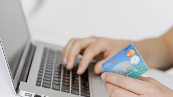 Shopping am Computer - &copy; Foto: Monique W&uuml;stenhagen/dpa-tmn