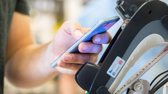 Handy statt Geldbeutel z&uuml;cken - &copy; Foto: Franziska Gabbert/dpa-tmn