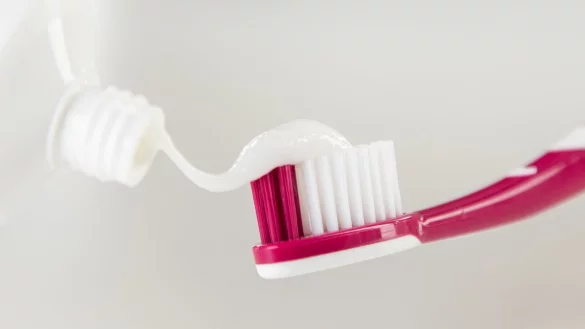 Zahnpasta auf einer Zahnb&uuml;rste - &copy; Foto: Christin Klose/dpa-tmn