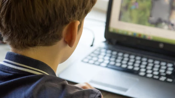 Kind vor Laptop - &copy; Foto: Christin Klose/dpa-tmn