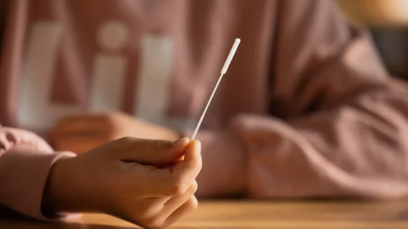 Ein Sch&uuml;ler macht einen Lollipop Test im Klassenraum.&nbsp;&nbsp; - &copy; Rolf Vennenbernd/dpa