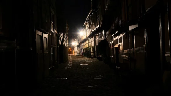 Einsame Straßen nach Einbruch der Dunkelheit – wie hier die Adolfstraße in Detmold – dürften künftig keine Seltenheit sein. In Lippe gibt es ab sofort eine Ausgangssperre zwischen 22 und 6 Uhr. - © Till Sadlowski