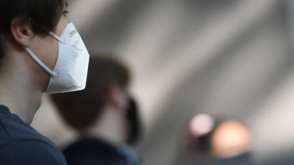 Schule mit Mundschutz - &copy; Foto: Arne Dedert/dpa