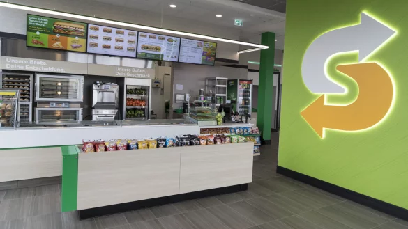 Hell und modern: So wie die Filiale an der Eckendorfer Stra&szlig;e in Bielefeld soll auch das Restaurant in Lemgo eingerichtet werden. Ein neuer Look sowie USB-Ladeanschl&uuml;ssen an den Tischen, WLAN und digitale Men&uuml;boards kennzeichnen das Design. - &copy; Viktor Gett