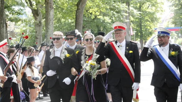 König René I. und Königin Denise I. führen den großen Festumzug durch die Stadt. - © Juliana Szabo