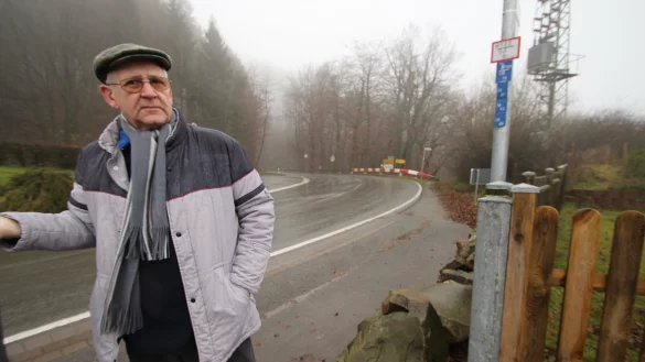 Herbert Riemke steht auf diesem Archivfoto an der Glatteiskurve in Linderhofe. - &copy; Jens Rademacher