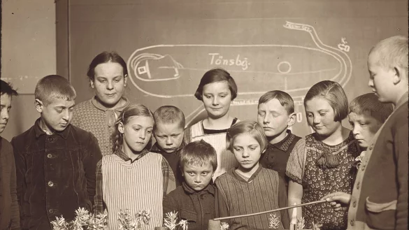 Aus der Anfangszeit: Sch&uuml;ler lernen 1936 zur vorgeschichtlichen Siedlung T&ouml;nsberg am Sandtisch. Initiator des Museums war der Volksschullehrer Hermann Diekhof. - &copy; Arch&auml;ologisches Freilichtmuseum Oerlinghausen