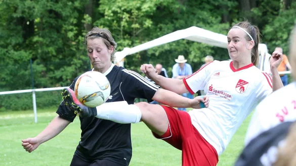Augen zu &ndash; aber nicht durch: Donop-Vo&szlig;heides Jennifer Reinhold (links) muss sich mit B&ouml;kendorfs Katharina Nadermann auseinandersetzen. - &copy; Paul Cohen