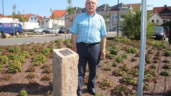 Stele zur Erinnerung: Gustav Glitt vom Heimatverein Lage. - © Foto: Cordula Gröne