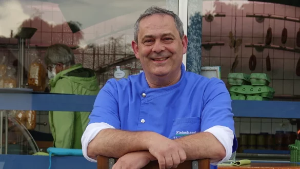 Schon sein Opa Hermann betrieb die Fleischerei (seit 1902) in Schlangen: Thorsten Schr&ouml;der. - &copy; Axel B&uuml;rger