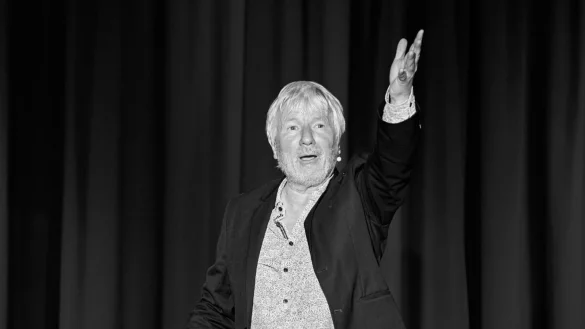 Jürgen Becker tritt am Sonntag, 13. Juli, mit seinem Programm „Deine Disco – Geschichte in Scheiben – Wie Musik Politik macht“ auf der Waldbühne am Hermannsdenkmal auf. - © Dieter Wiesmann