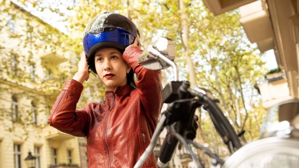 Auf was beim Motorradhelm achten? - &copy; Foto: Zacharie Scheurer/dpa-tmn