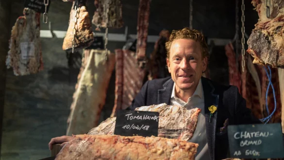 Christian Steffen hat sich im Lippischen Hof auf ein Jahrhunderte altes Handwerk spezialisiert – das Fleisch reift beim Abhängen in der Trockenkammer. - © Torben Gocke