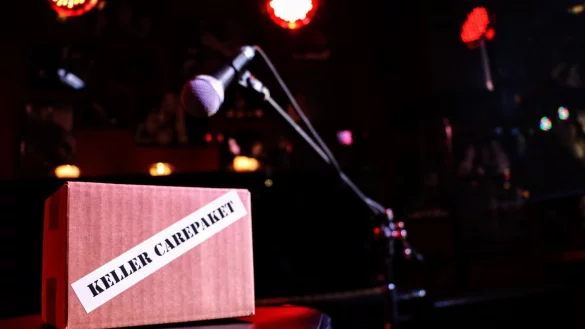 Das Team vom Kaiserkeller hat 99 Carepakte gepackt. Neben Leckereien gibt es drei H&ouml;rgeschichten aus der Musikkneipe, die der Chef selbst geschrieben hat. - &copy; Yvonne Glandien