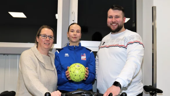 Nele Siehr testet im neuen Kraftraum der Ulmenallee-Sporthalle schon mal das Spinning-Rad. Begleitet wird sie von Nina Lohmann aus dem Vorstand der HSG-Akademie und von ihrem Trainer Timon D&ouml;ring. Foto: Oliver K&ouml;nig - &copy; Oliver K&ouml;nig