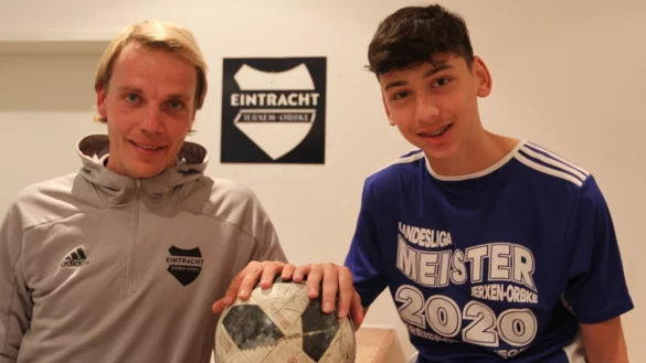 In der Vereinskneipe des SVE Jerxen-Orbke stellen sich Trainer Florian Bobe und C-Junioren-Spieler Samih Uslu f&uuml;rs Foto auf. - &copy; Sebastian Lucas