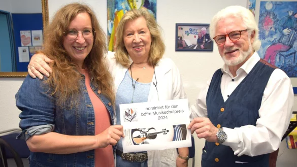 Stefanie, Barbara und David Clarke (von links) sind stolz, dass die Oerly Musikschule, die ihr 25-j&auml;hriges Bestehen feiert, nominiert worden ist und so weit vorne liegt. Foto: Karin Prignitz - &copy; Karin Prignitz