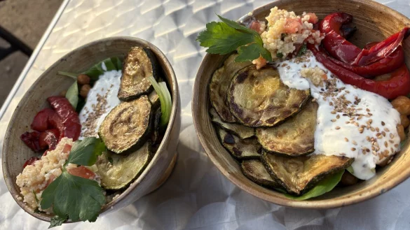 Bowls und Burger, auch vegan, werden ab April auch im historischen Kurpark unter Bäumen serviert. - © Cordula Gröne