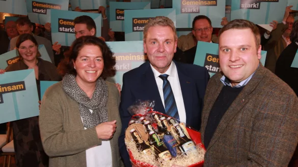 Ein Präsent für den Kandidaten: Bundestagsabgeordnete Kerstin Vieregge und Parteichef Lars Brakhage nehmen einen glücklichen Meinolf Haase in die Mitte. - © Martin Hostert