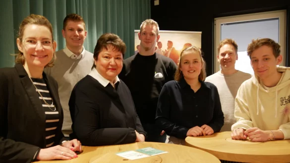 Unternehmer Christian Winkelnkemper (4. v. r.) Lena Mohr (3. v. r.), Stefan Schneit (1. v. r.) und die Beraterinnen und Berater verschiedener Einrichtungen sind am 14. Februar auf dem Gründungstag in Gütersloh. - © Jemima Wittig