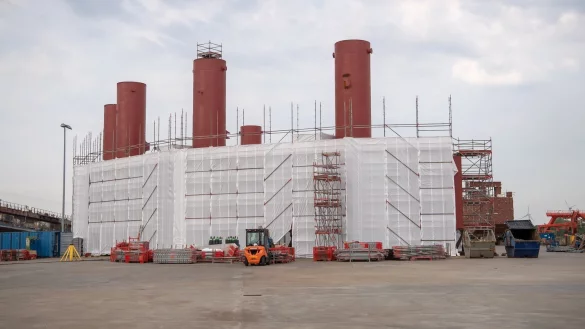 Lachsfarm-Produktion - &copy; Foto: Sina Schuldt/dpa