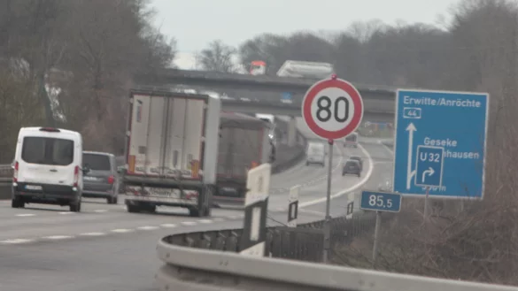 In Fahrtrichtung Dortmund wird an der A44 im Kreis Paderborn eine Baustelle vorbereitet. - © Uwe Müller