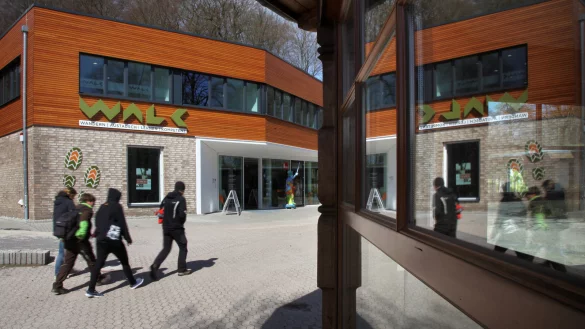 Moderne Fassade: Das neue Wanderkompetenzzentrum WALK am Hermannsdenkmal. - &copy; Bernhard Preu&szlig;