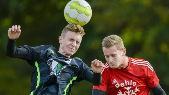 Lufthoheit:Der Heidener Jann K&ouml;nig (rechts) und Mathis Fichna von der SG Kachtenhausen-Helpup steigen zum Kopfballduell hoch. Foto: Egon Penner. - &copy; EGON PENNER
