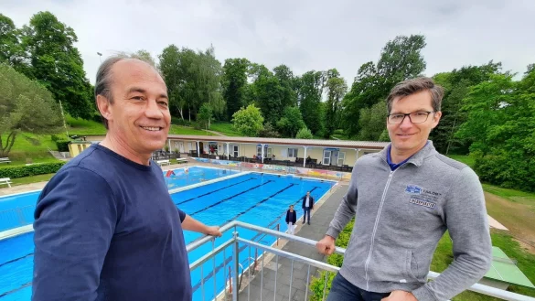 Rolf Stanislawski (links) und Frank Erbs, Betreiber des Schiederaner Freibades, haben am Wochenende die Freibad-Saison - zun&auml;chst nur f&uuml;r Mitglieder - er&ouml;ffnet. Auch Dagmar Schultz (unten), Vorsitzende des F&ouml;rdervereins, und B&uuml;rgermeister J&ouml;rg Bierwirth, waren dabei. - &copy; Michaela Wei&szlig;e(LZ)