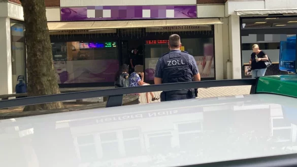 Ermittler des Bielefelder Zolls haben Nagel- und Kosmetikstudios durchsucht – wie hier bei einer Razzia im Sommer 2024 in Herford. - © Jobst Lüdeking