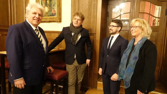 Robert Adrian (li.) mit Barbara Schiek-Hübenthal und Christian Sauter (2.v.r.) bei der Begrüßung von Redner Dr. Alexander Grau im Stadtpalais. - © Axel Bürger