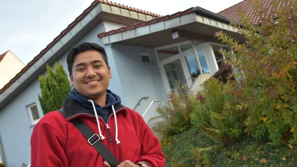 Som Sunwar steht vor dem Gemeindehaus in Langenholzhausen. Der 25-j&auml;hrige Nepalese ist Jugendreferent der evangelisch-reformierten Kirchengemeinde.&nbsp; - &copy; Raphael Rode
