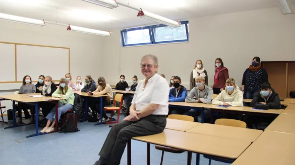 Geschichte mal anders: Joanne Herzberg erz&auml;hlt einer Klasse des Stadtgymnasiums in Detmold von ihrer bewegten Familiengeschichte. - &copy; Yannick Sonntag(LZ)