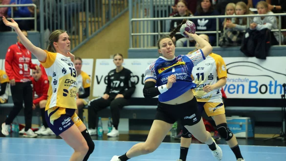 Blombergs Diana Magnusdottir findet erneut eine L&uuml;cke in der Deckung der HSG Bensheim/Auerbach. - &copy; Paul Cohen