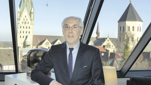 Vorstandschef Ulrich Bittihn genie&szlig;t aus der OWL-Lounge einen sch&ouml;nen Blick auf den Dom. - &copy; Hans-Hermann Igges