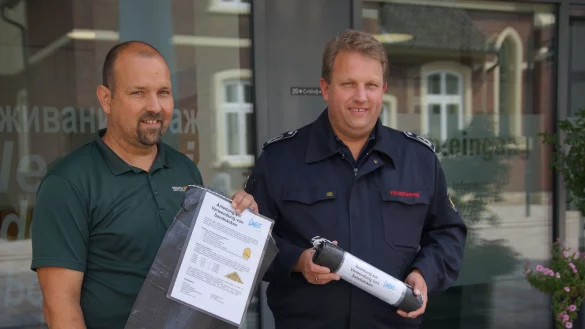 Sven Anders (links), Fachteamleiter Stadtentw&auml;sserung, Wasserwirtschaft der Stadt Lage, und Andreas Bicker, stellvertretender Wehrf&uuml;hrer der Freiwilligen Feuerwehr Lage, weisen auf die Herausgabe von Sands&auml;cken hin. - &copy; Stadt Lage