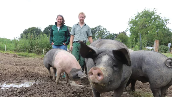 Tobias und Konstanze Hachmeister vom Hof Hachmeister auf dem Wittel zeigen, wie Landwirtschaft auch funktionieren kann - nachhaltig und freilaufend. - &copy; Susanne Barth