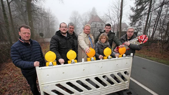 Schl&auml;nger f&uuml;hlen sich durch die Sperre ausgegrenzt. Bodo Kibgies, Andre Pestrup, Heinrich Kuhlmeier, Henning Schwarze, Edeltraud Kuhlmeier, Maximilian Scholz und Dieter Vollmer haben sich f&uuml;rs Foto hiter der Sperrbarke am Kreuzkrug versammelt. - &copy; Bernhard Preuss