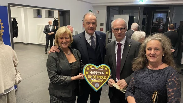 Präsident Ludger Böckenhoff (Dritter von links) bekommt die Glückwünsche der Soroptimisten von Dagmar und Ralf Schipmann sowie Susanne Wojak (rechts) in süßer Form überreicht. Foto: Karin Prignitz - © Karin Prignitz