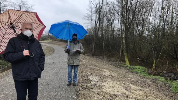 Der Bund f&uuml;r Umwelt und Naturschutz - hier mit J&uuml;rgen Georgi (links) und Hans-Eckhard Buschmeier - hatte sich gegen den geplanten Steg durchs W&auml;ldchen eingesetzt. Mit Erfolg. - &copy; Till Brand