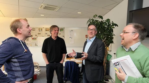 Gut gelaunt: Hans-J&uuml;rgen Laufer (zweiter von rechts) mit den LZ-Sportredakteuren Sebastian Lucas, Dietmar Welle und Oliver K&ouml;nig (von links) - &copy; LZ